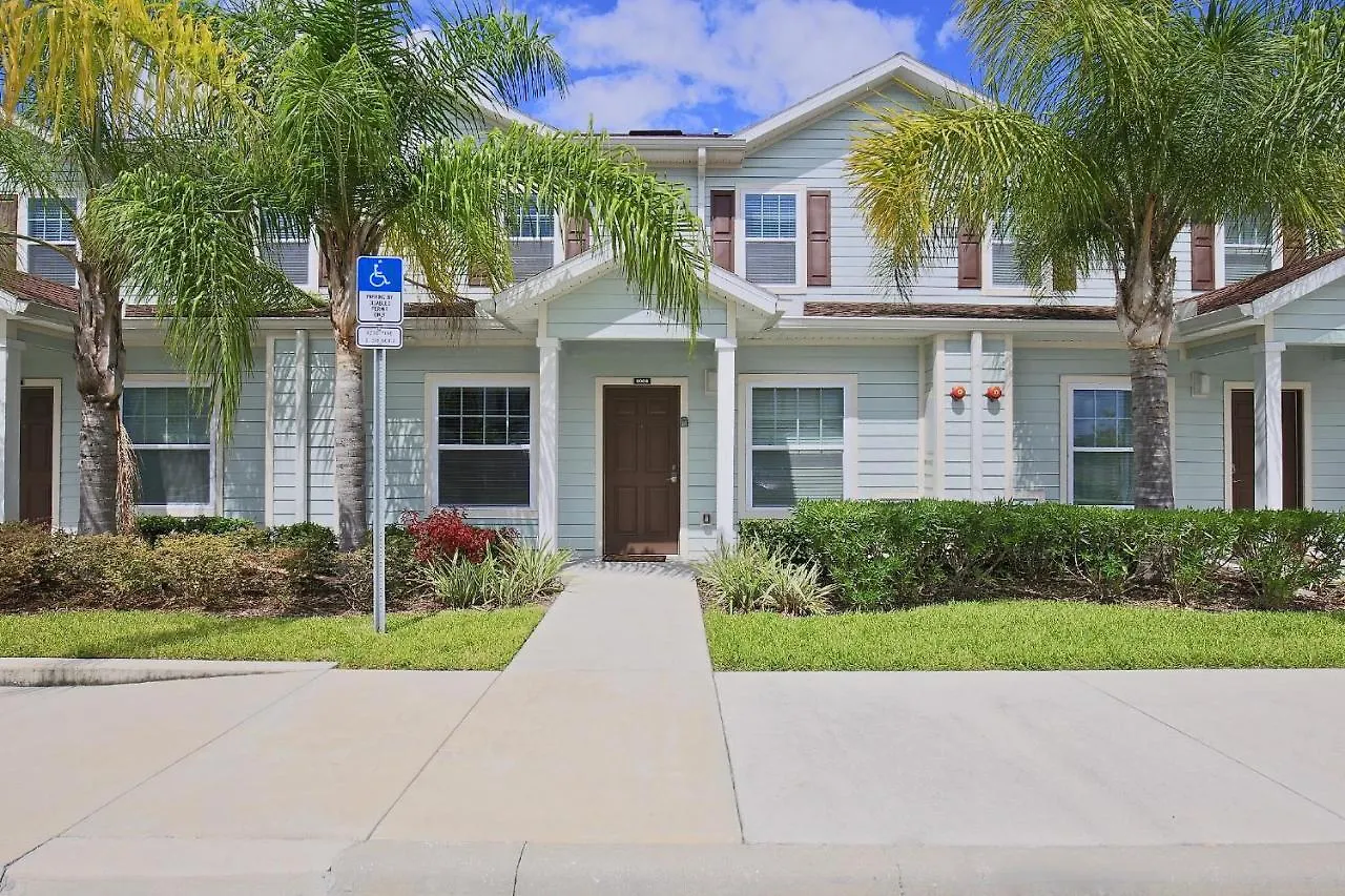3 Bedroom Townhouse Fits 8, 10' To Parks! Holiday home *
