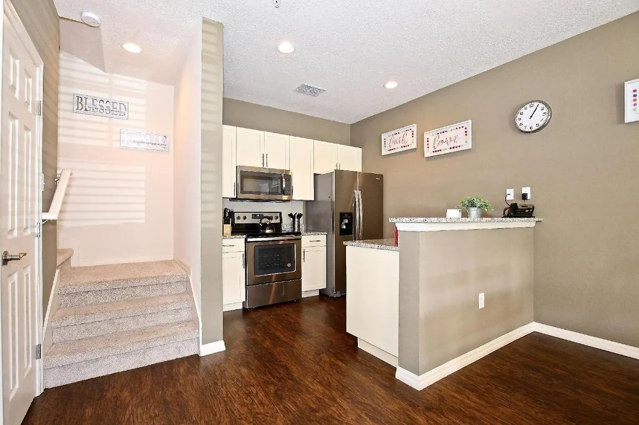 3 Bedroom Townhouse Fits 8, 10' To Parks! Holiday home Kissimmee