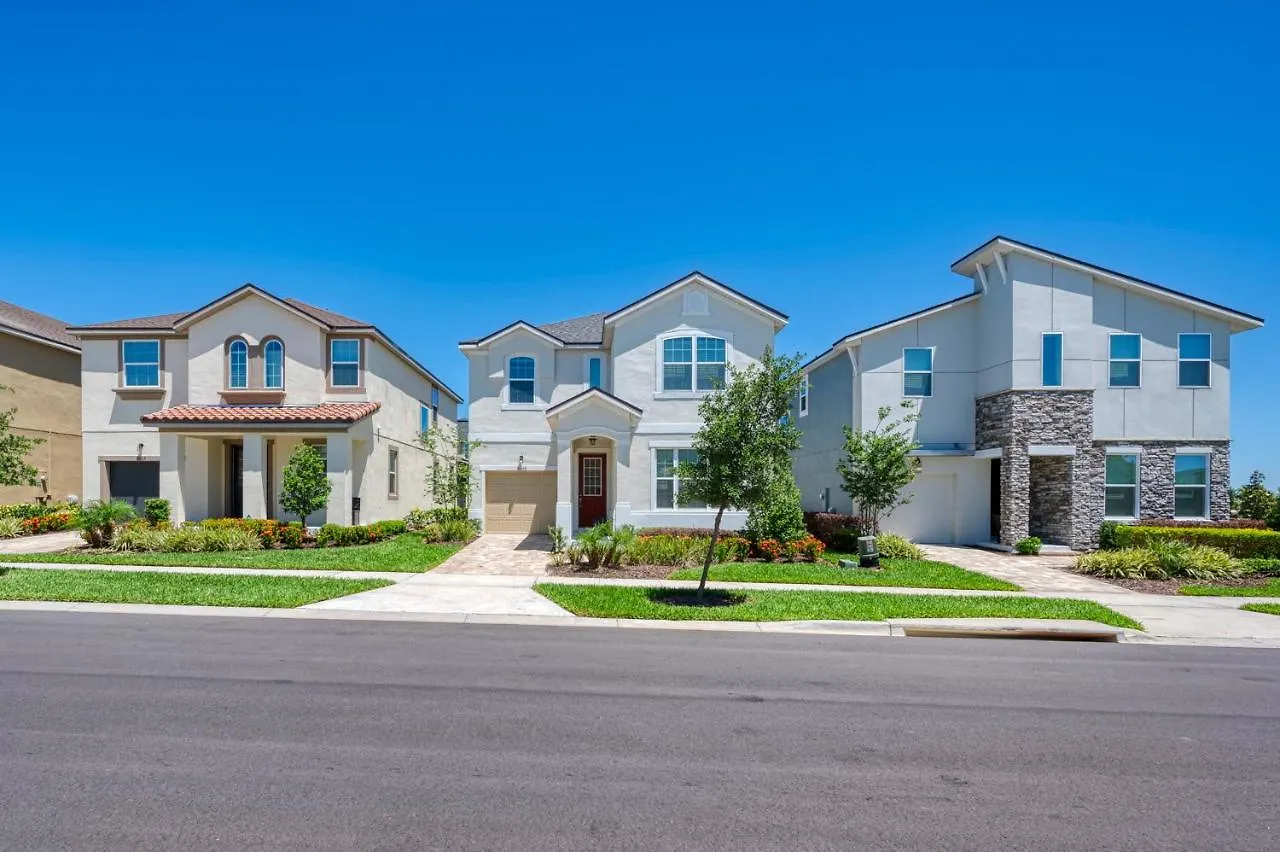 Modern With Private Pool Near *