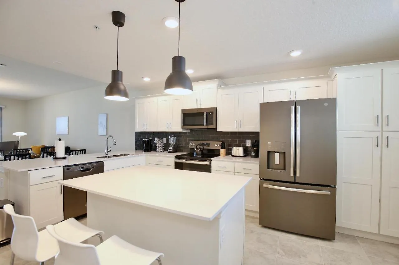 Beautiful In Lux Storey Community 10 Miles To Disney! Apartment