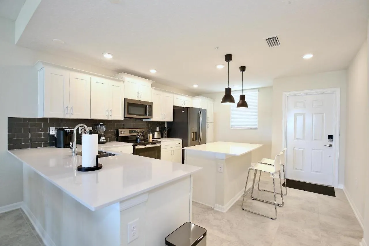 Beautiful In Lux Storey Community 10 Miles To Disney! Apartment