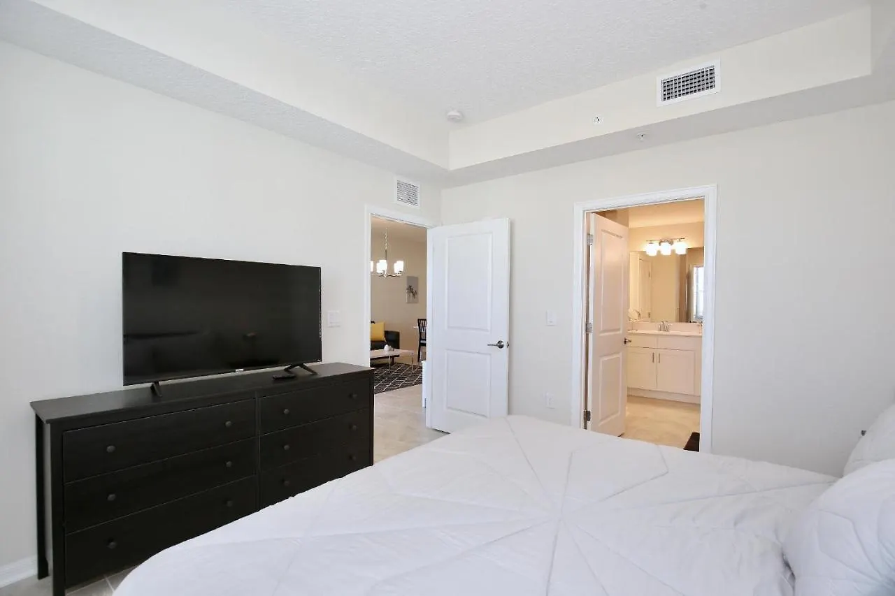 Beautiful In Lux Storey Community 10 Miles To Disney! Apartment