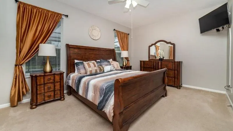 Gated 6 Bed 4 Bath With South Facing Pool *