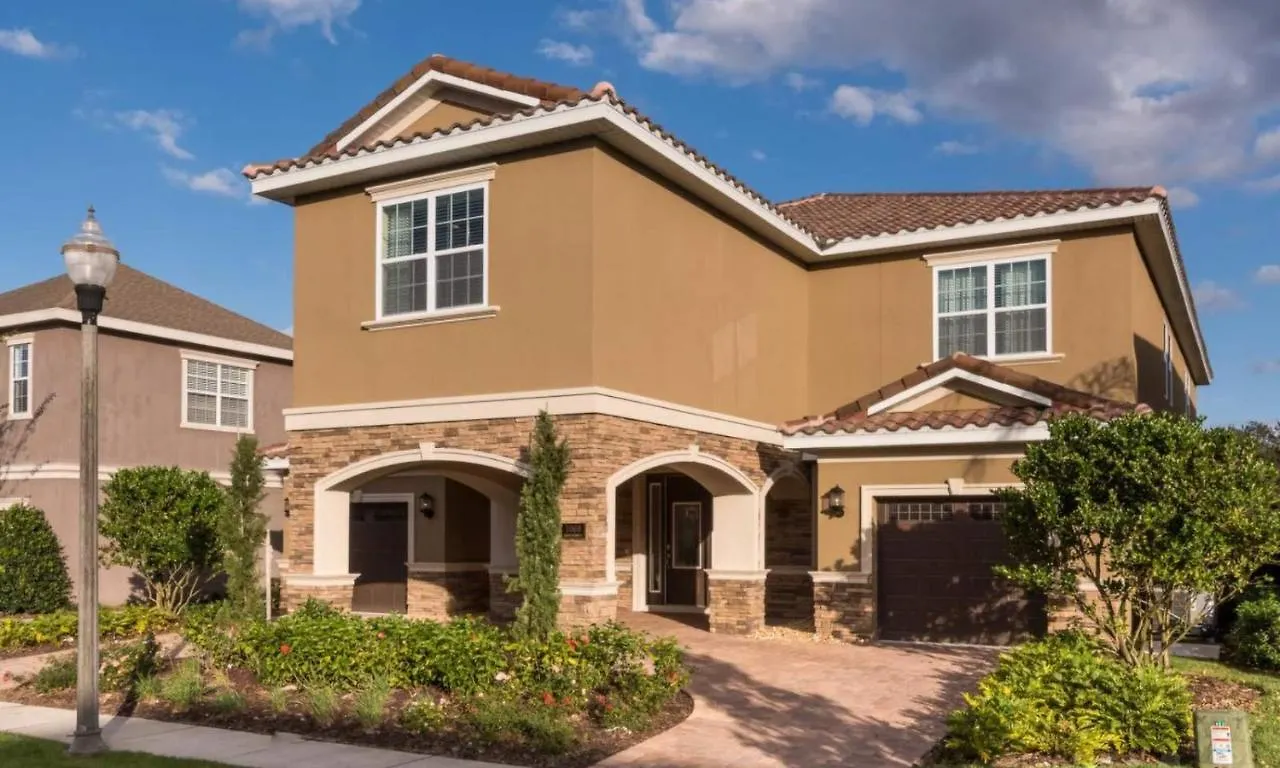 Spacious 13 Bdrm Oasis With Large Pool And Deck At Reunion Semesterbostad