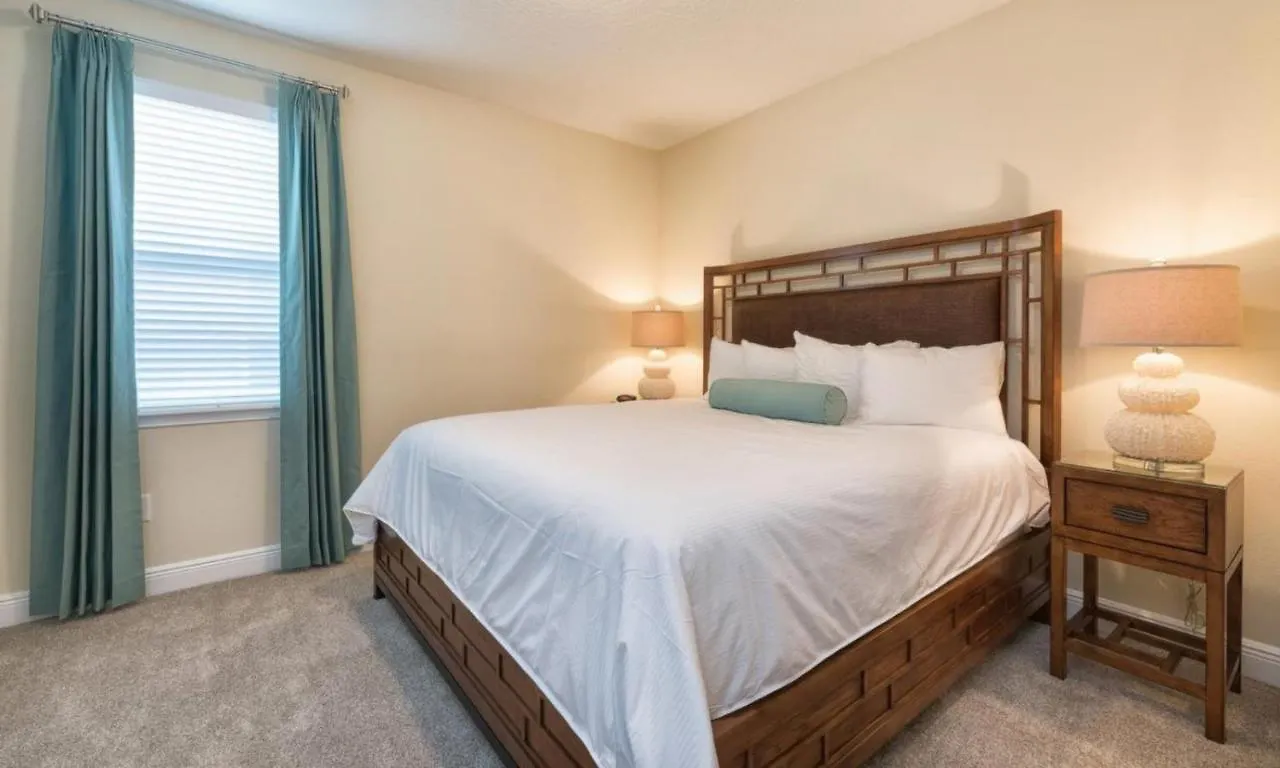 Spacious 13 Bdrm Oasis With Large Pool And Deck At Reunion Semesterbostad Kissimmee