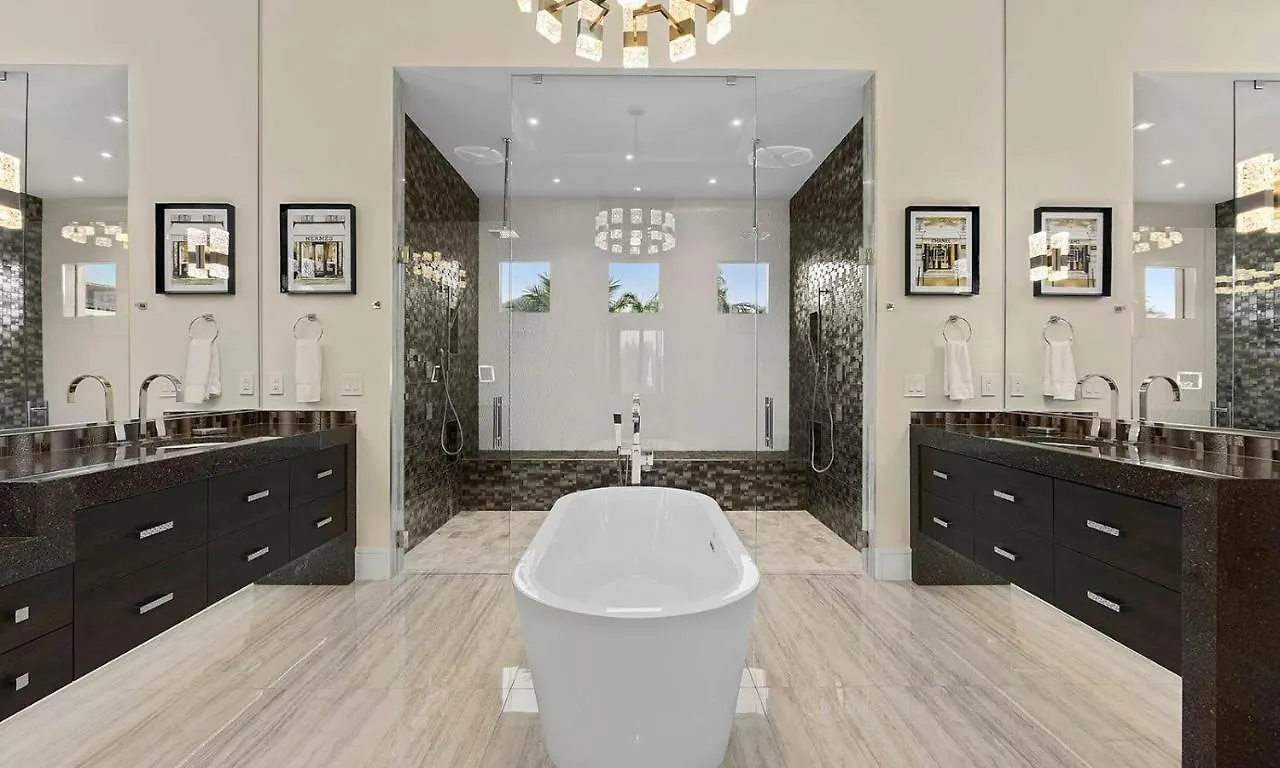 Casa de Férias Luxurious 9 Bdrm Estate With Golf Simulator And Entertainment Loft At Reunion