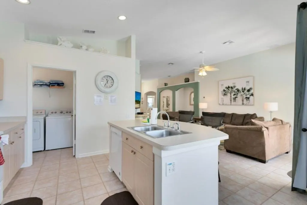 4 Bedroom 3 Bath South Facing Pool וילה