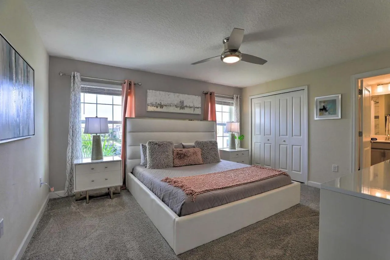 Chic Townhome, 5 Mi To World!