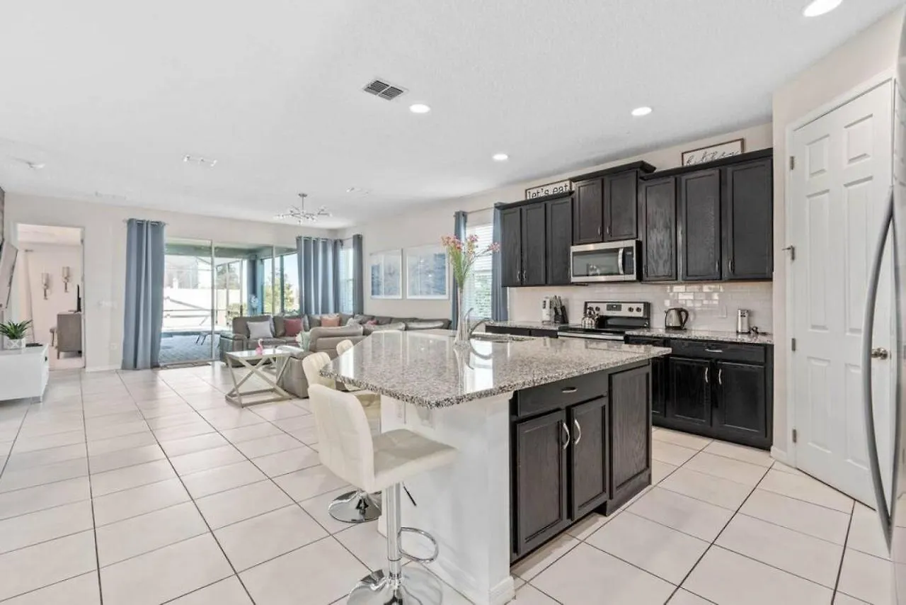 Modern Solara With Pool, 7bd Willa