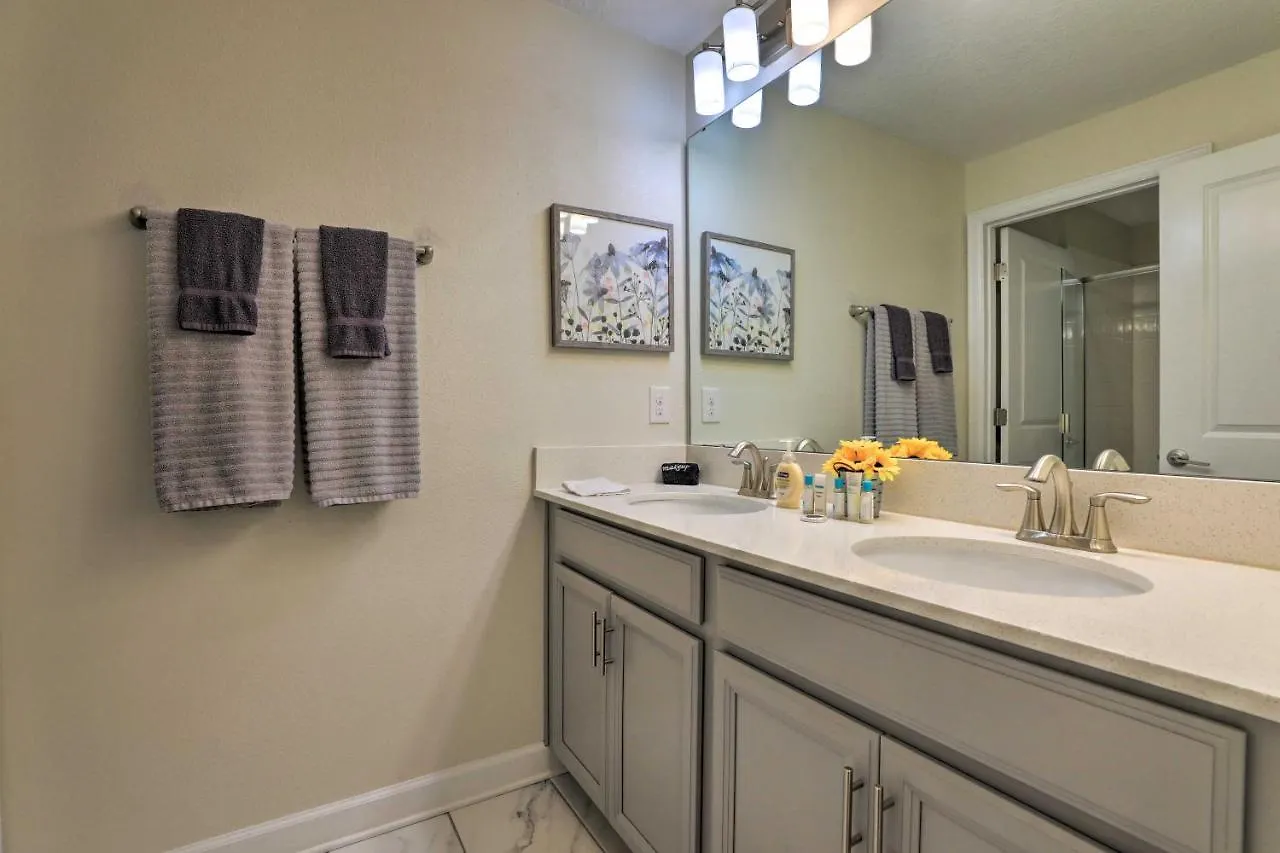 Chic Townhome, 5 Mi To World! Holiday home *