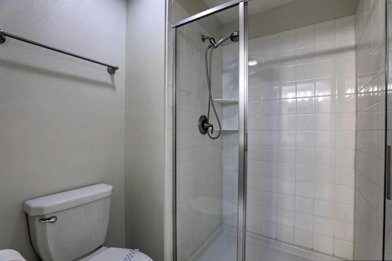 Chic Townhome, 5 Mi To World! Holiday home *