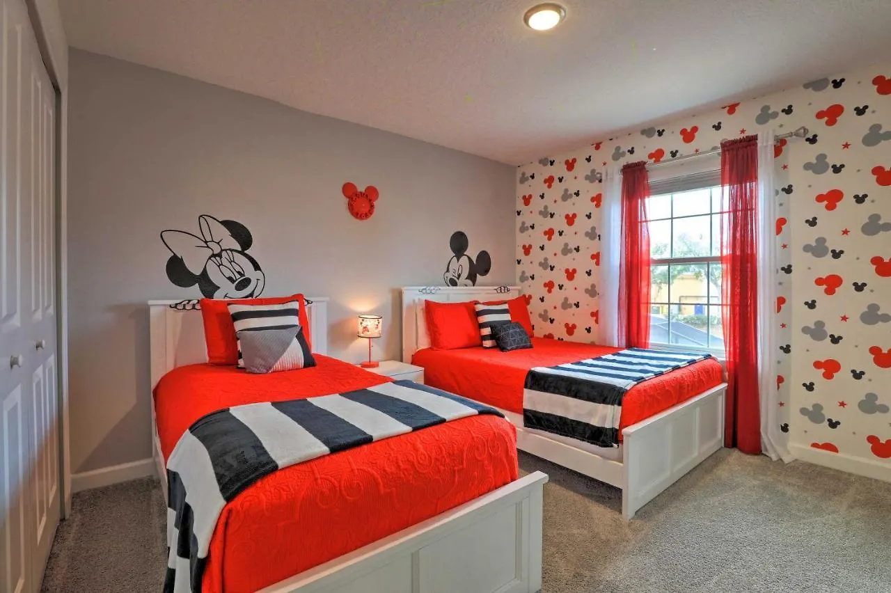 Chic Townhome, 5 Mi To World! Holiday home