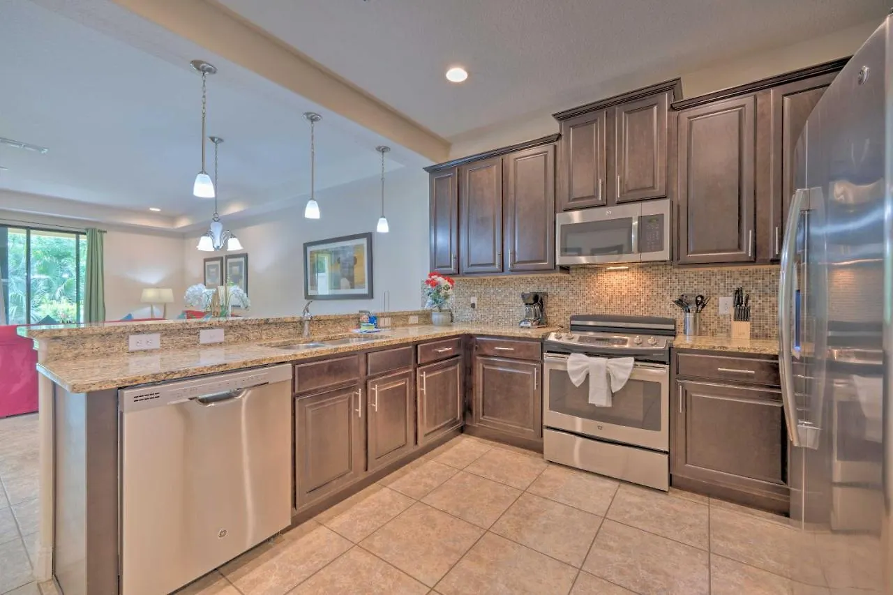 Davenport With Yard, Near Golf And Shopping!