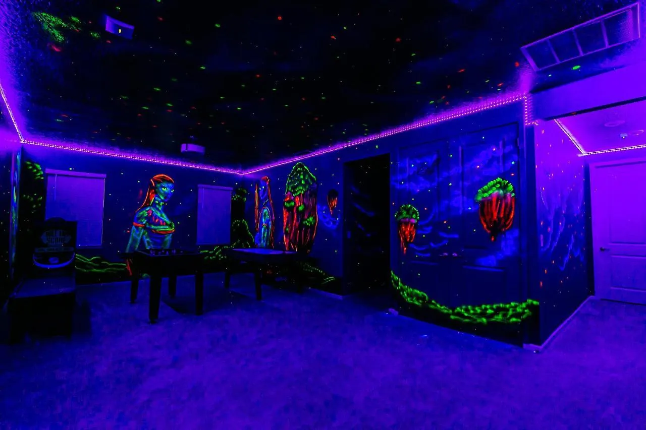 12 Bedrooms With Amazing Disney Character Drawing On Wall/ Near By Disney *