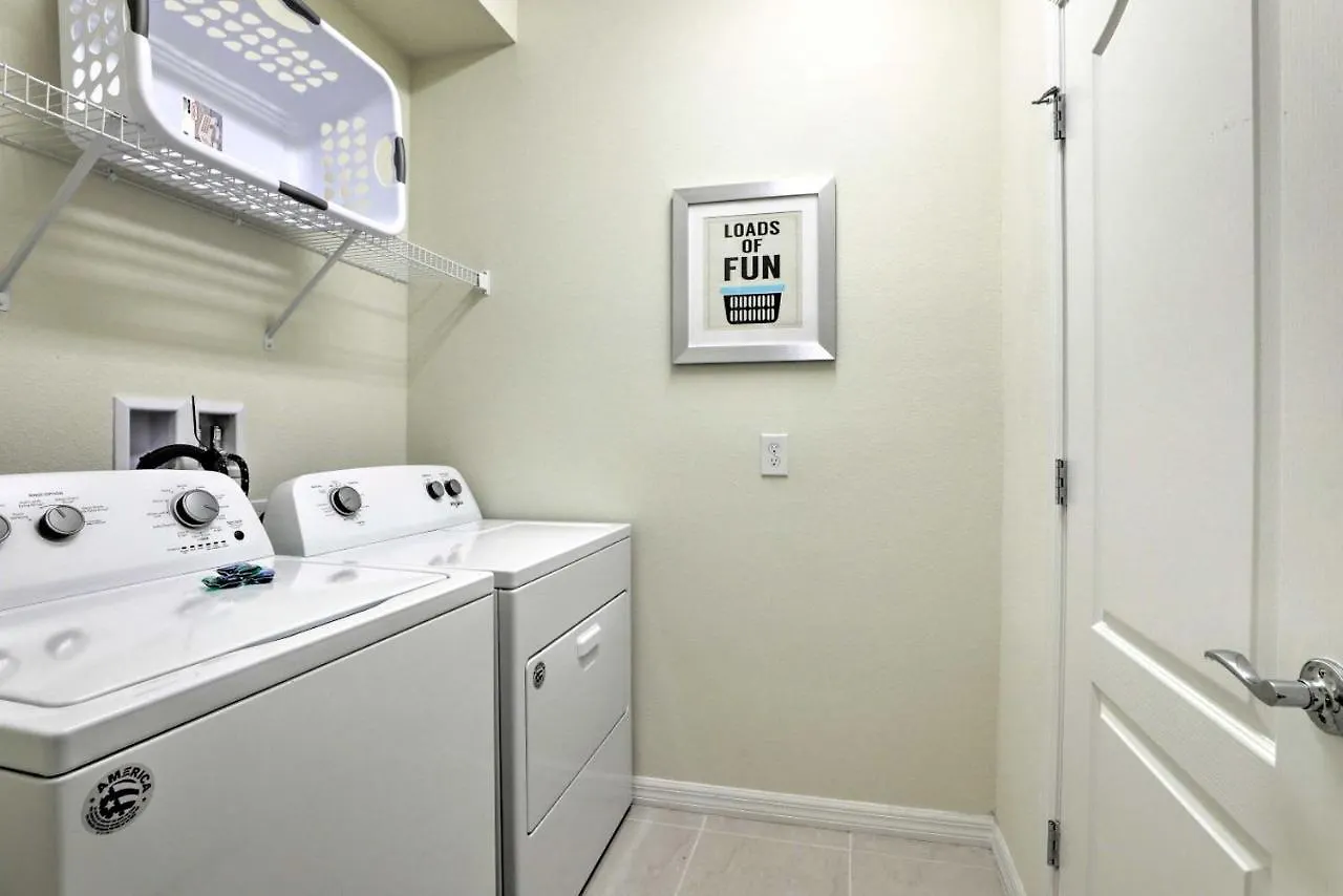 New Upscale 8br Retreat With Private Pool, & Amenities - 7 Mi To Disney! Holiday home Kissimmee