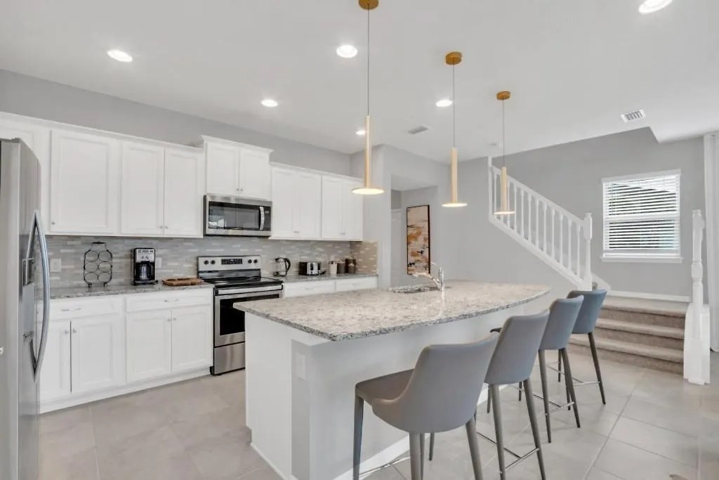 5 Bedroom 8 Minutes To Disney! Townhouse Holiday home