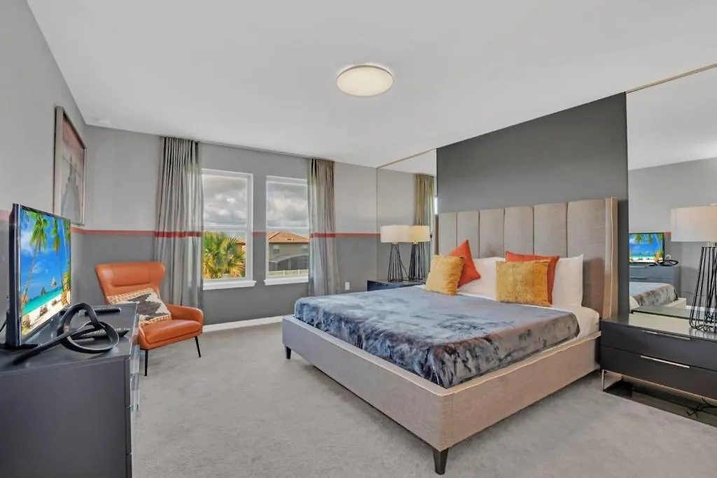 5 Bedroom 8 Minutes To Disney! Townhouse Holiday home *