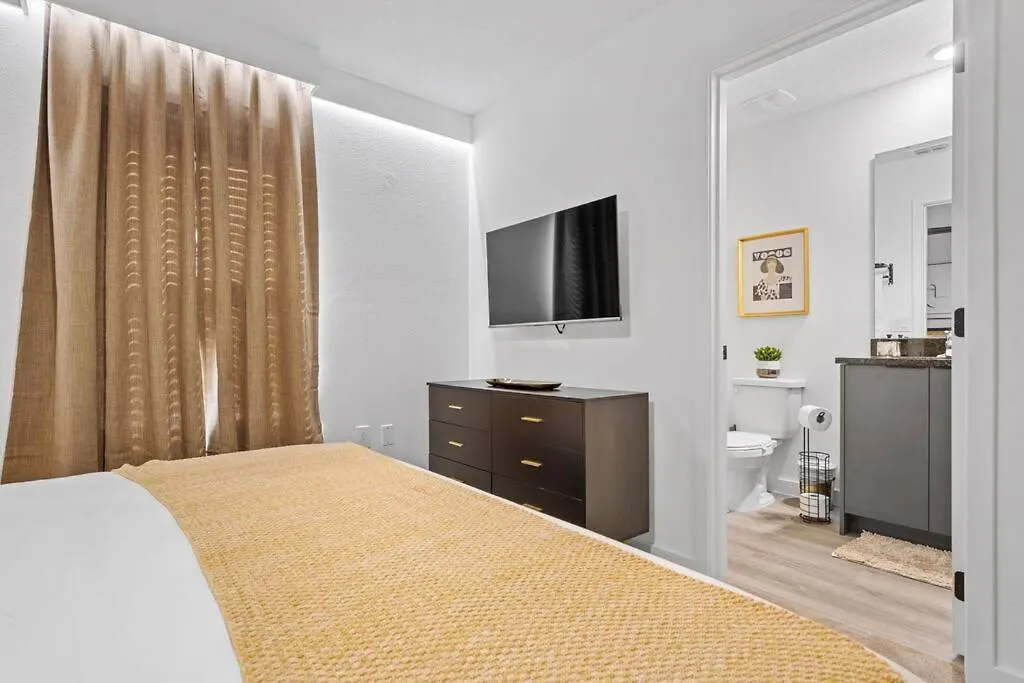 King Bed- Modern - Movie - 15 Min To Ferienhaus Kissimmee
