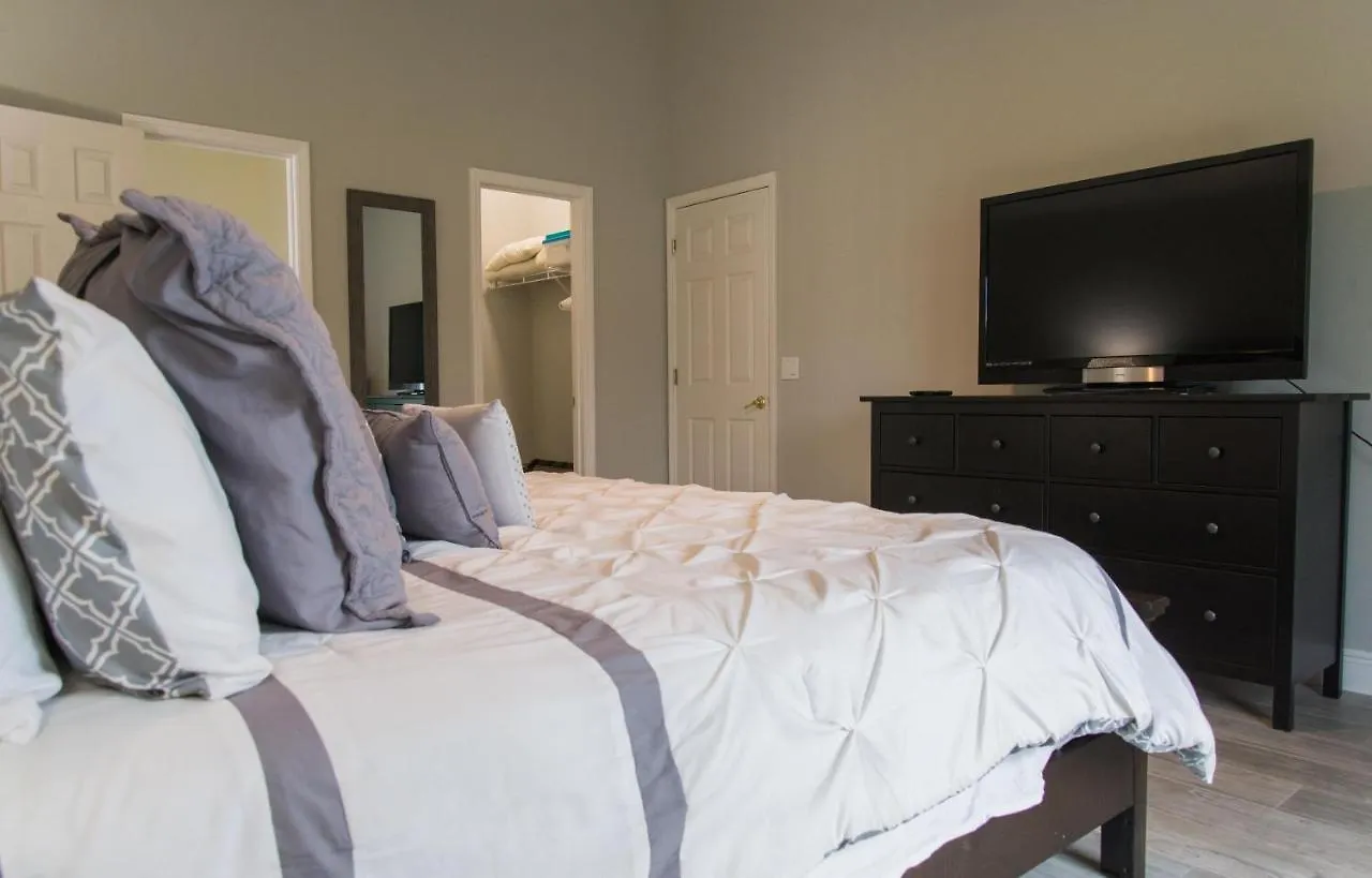 Gated Community!! Sparkling Private Pool, Near Holiday home