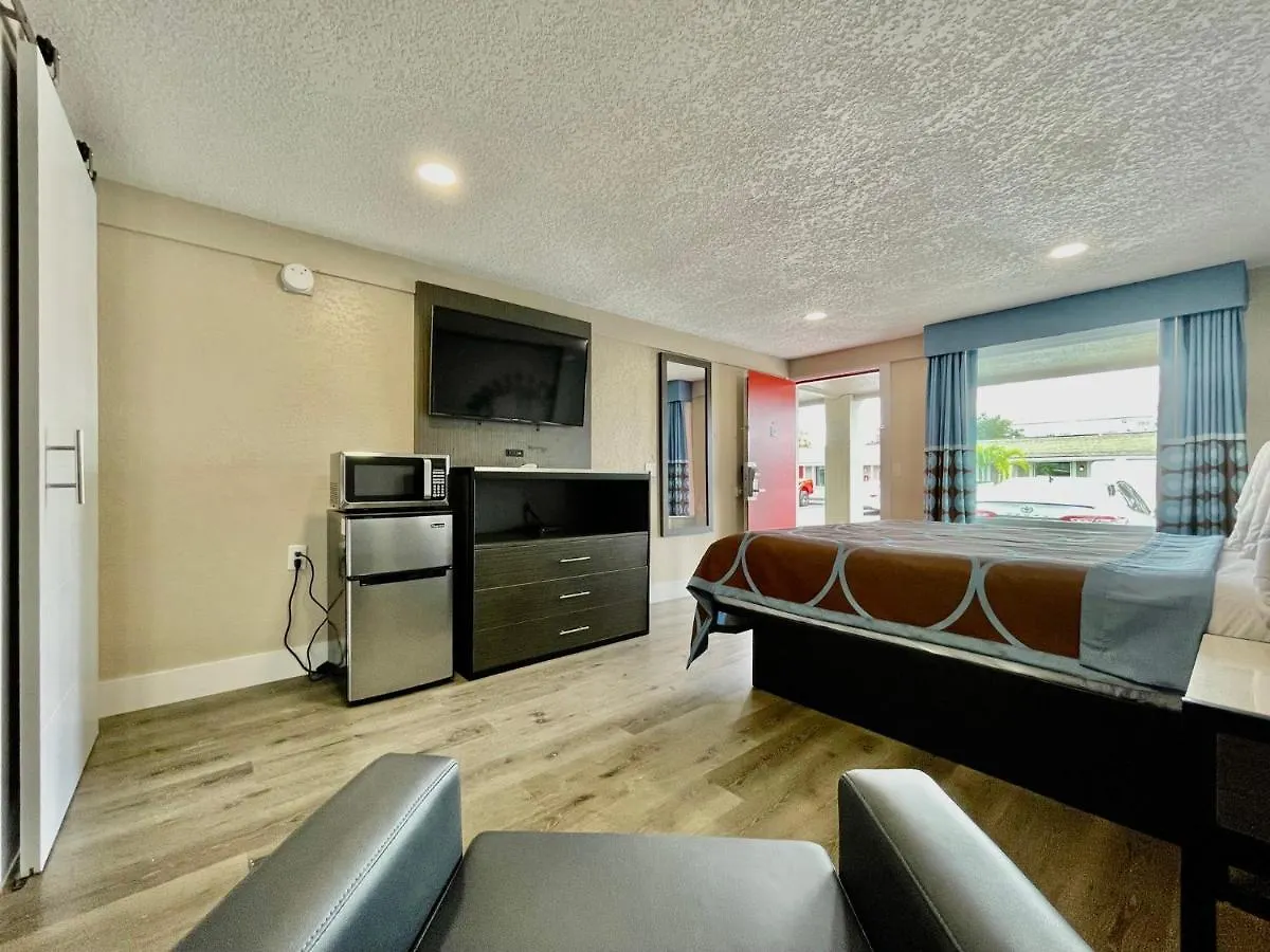 Super 8 By Wyndham Kissimmee-orlando 2*