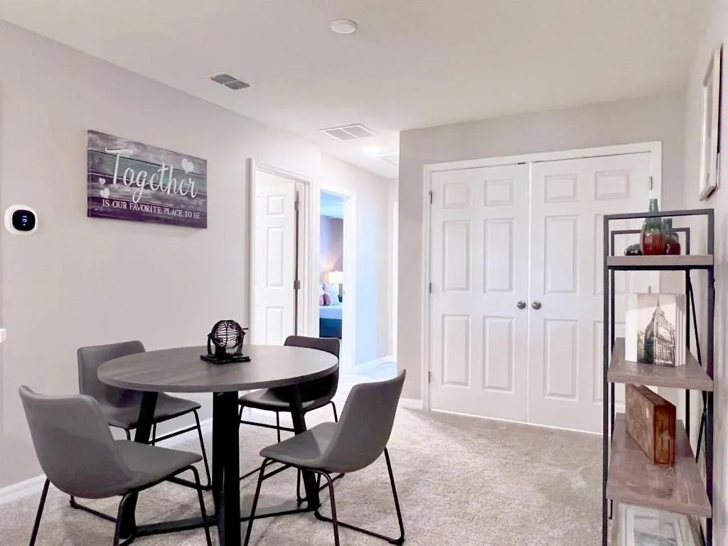 Beautiful 5 Bedroom Town With Splash Pool *