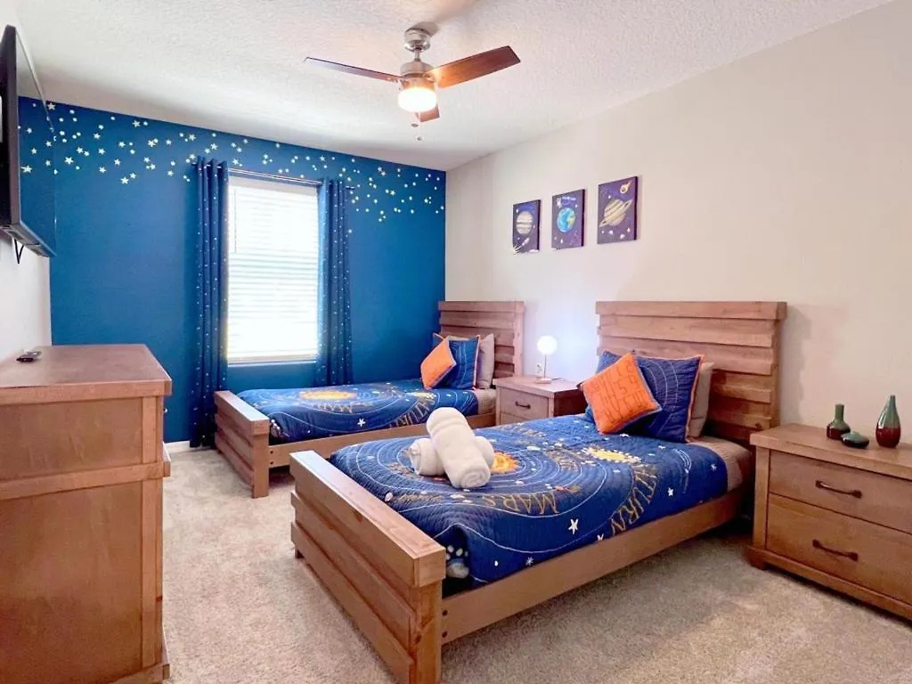 Beautiful 5 Bedroom Town With Splash Pool