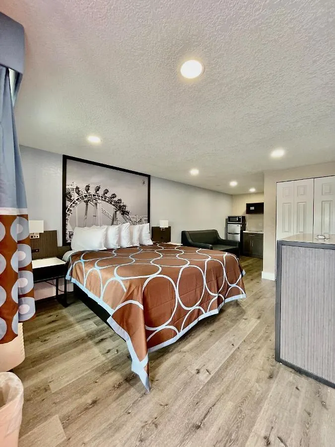 Hotel Super 8 By Wyndham Kissimmee-orlando 2*