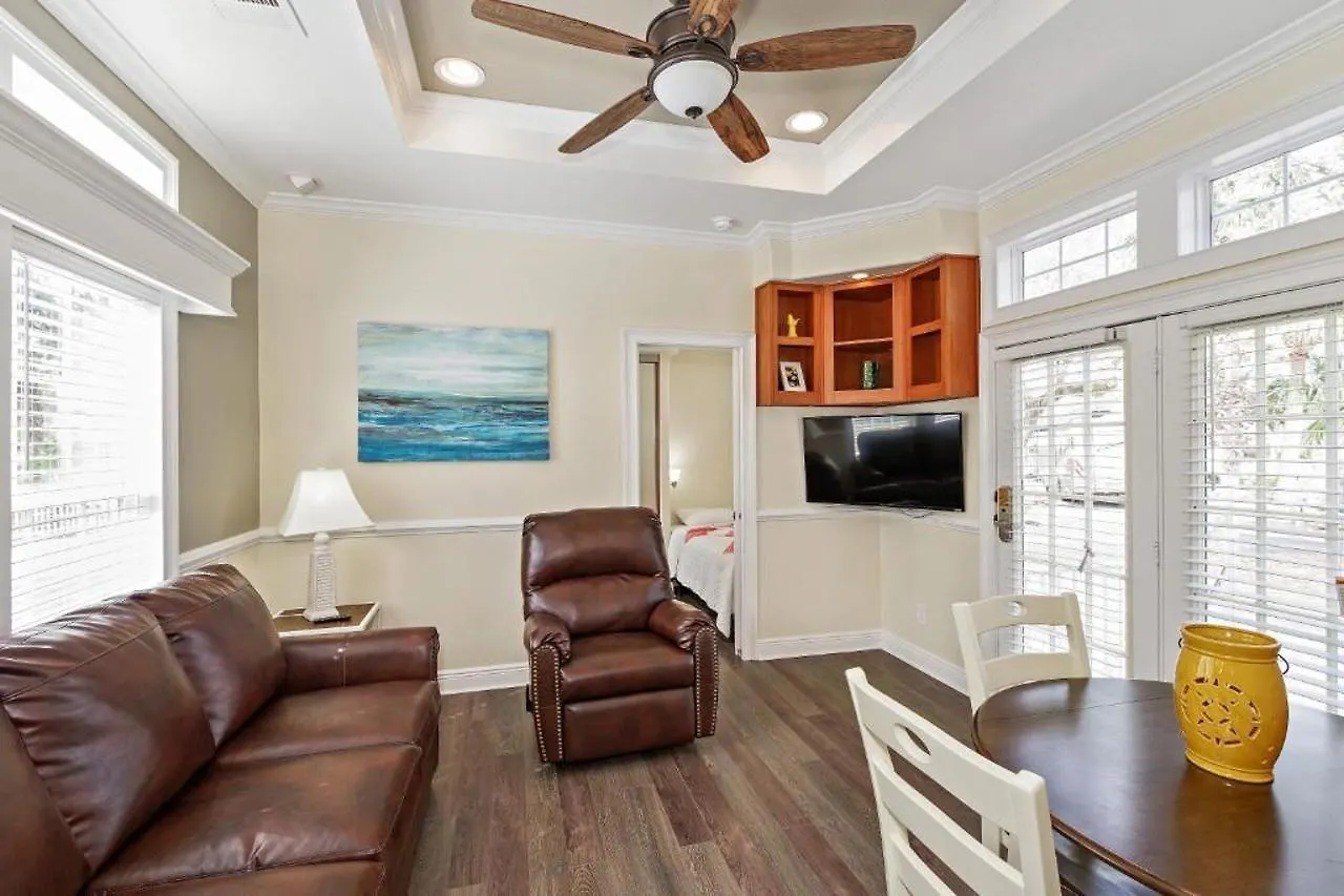 Lodge Tropical Palms &