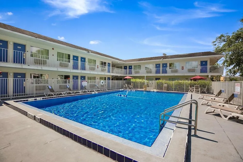 Hotel 6-kissimmee, Fl - Orlando 2*
