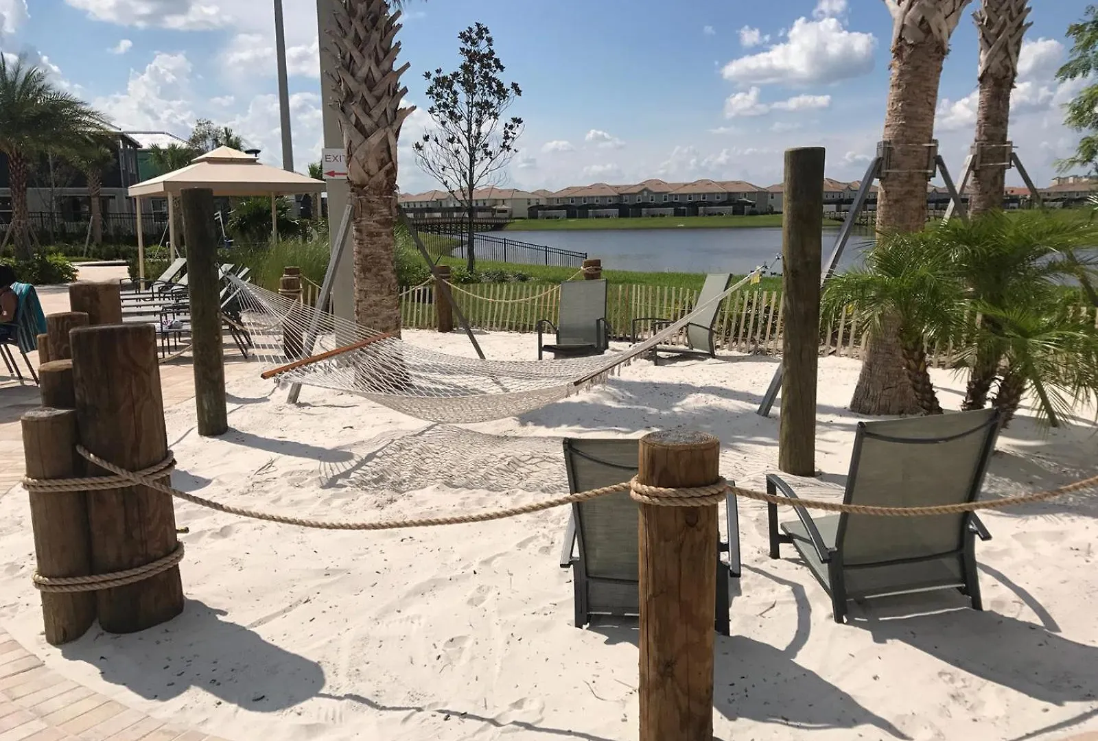 Storey Cozy Pool Theme בית נופש