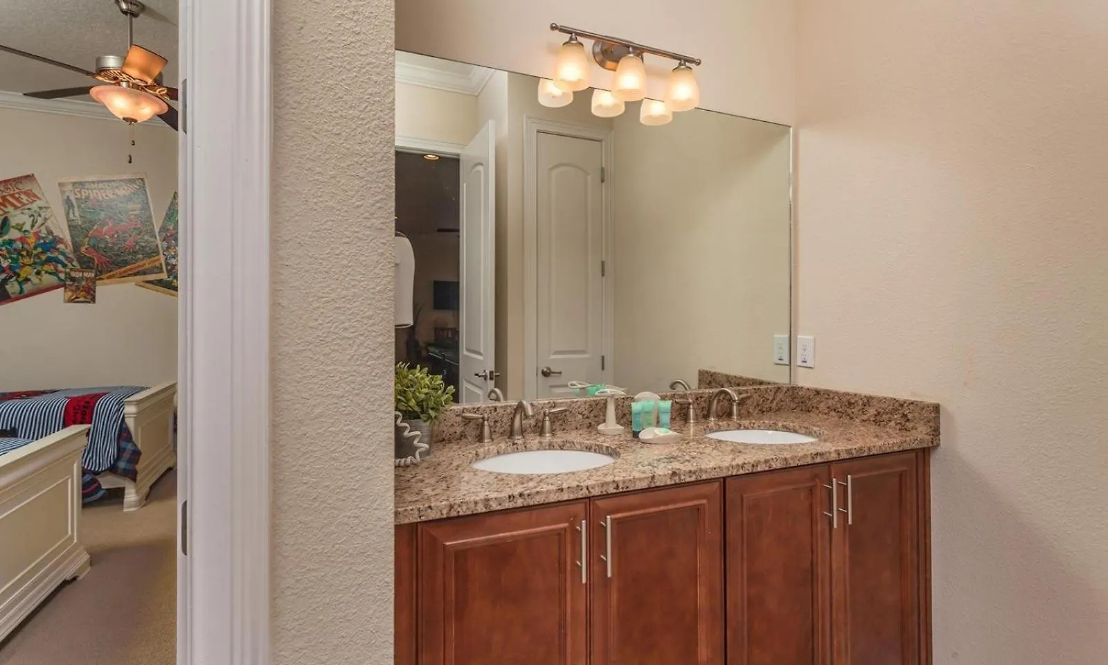 Bright 5 Bdrm With Game Theater At Reunion *