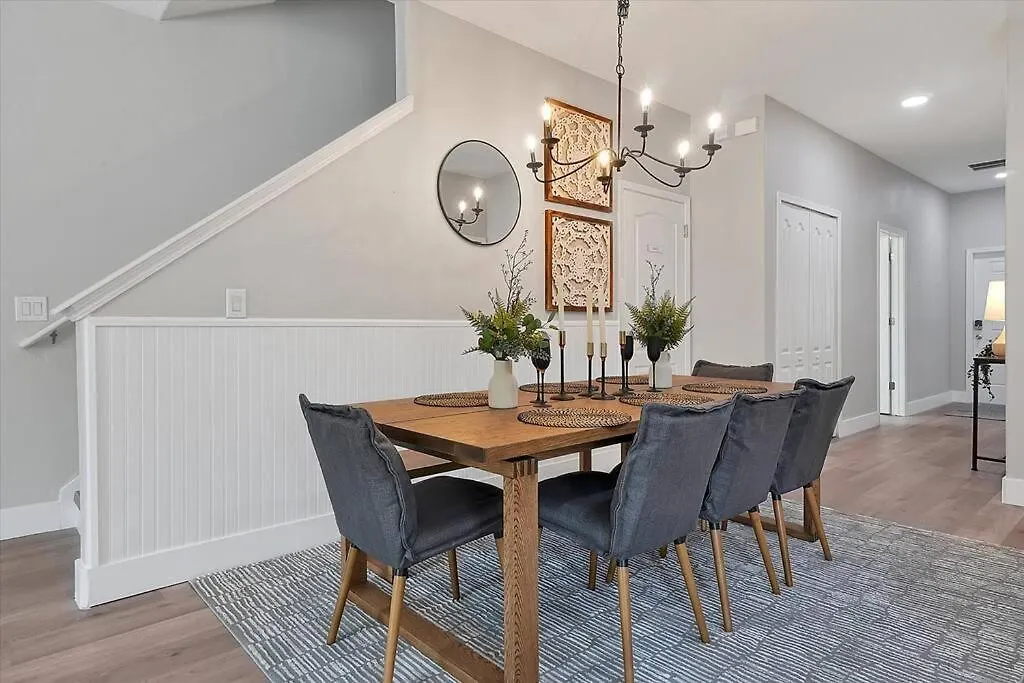 Just Renovated, Private Heated Pool, Access