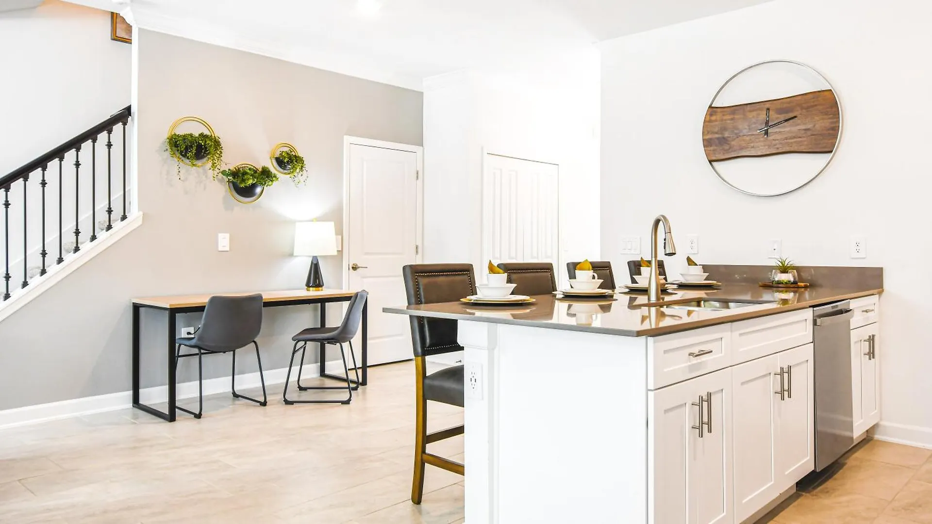 度假居 Storey 5br Family Townhome W Pool Near *