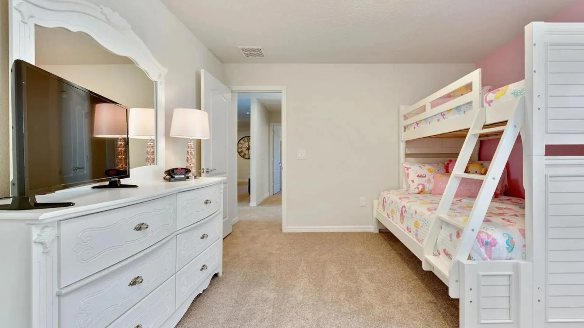 Indulge In A Lakefront Retreat 9 Bedrooms And World-class Amenities