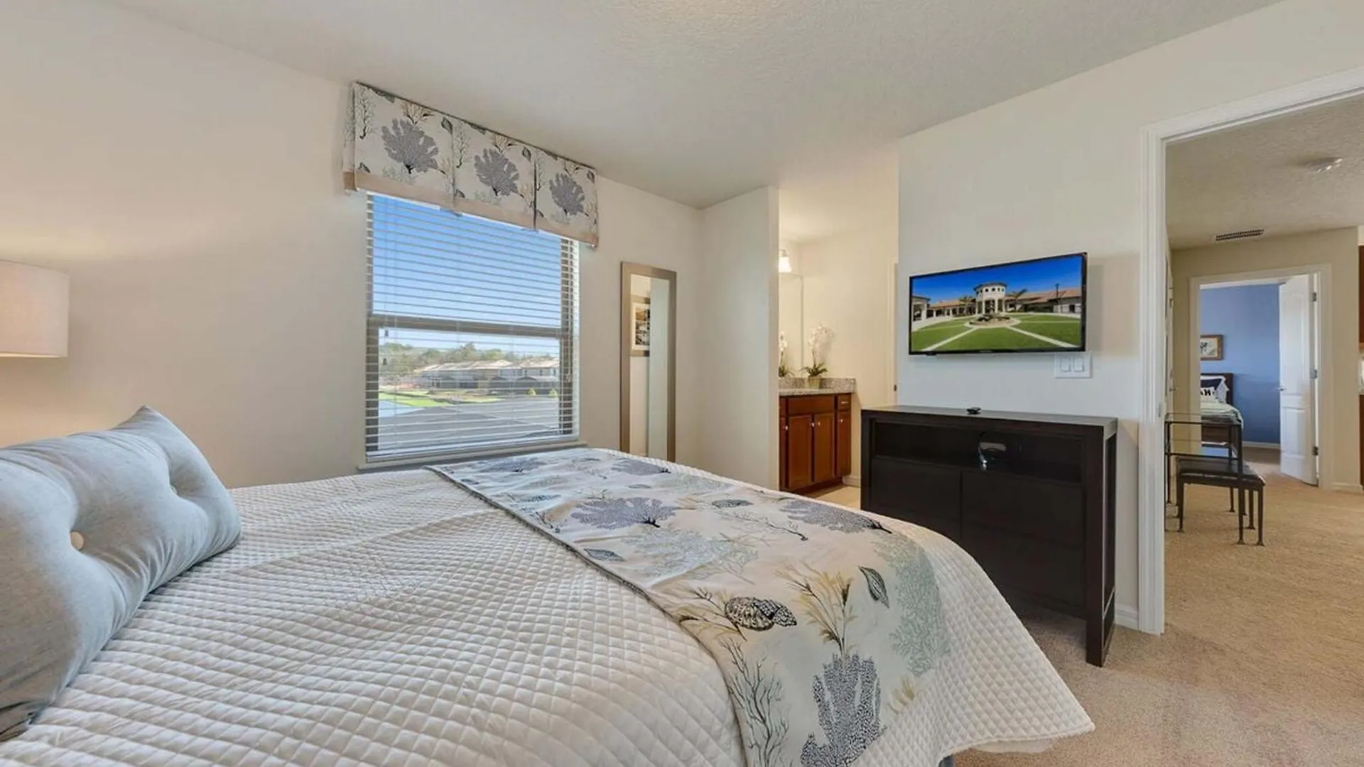 Indulge In A Lakefront Retreat 9 Bedrooms And World-class Amenities
