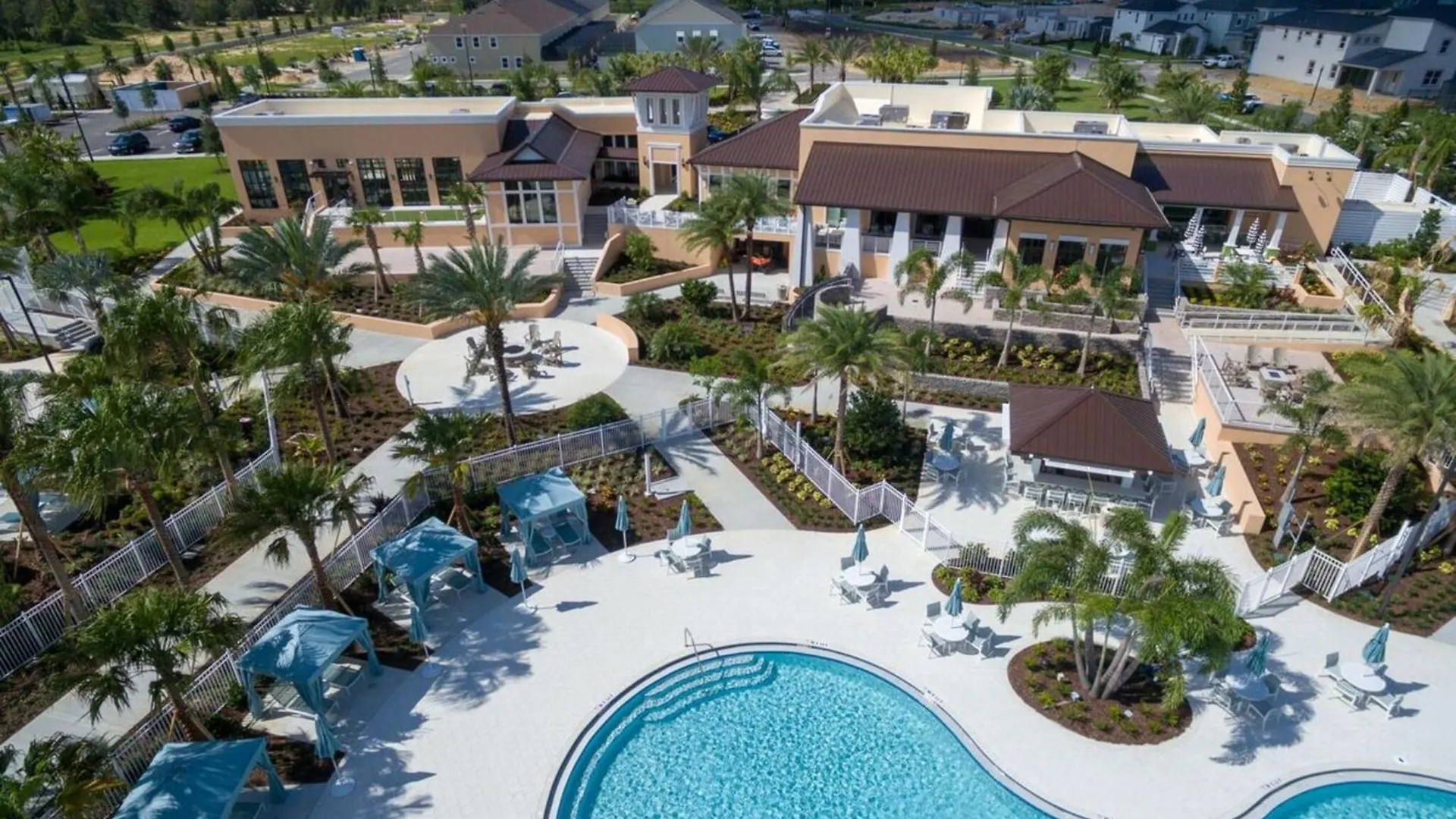Multiple Luxury Pool Homes Next To קיסימי