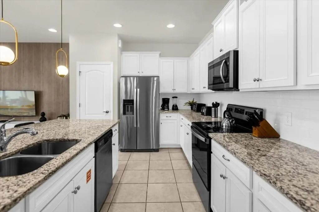 5 Bedrooms- 4,5 Baths- Windsor Westside 8924 Sa *
