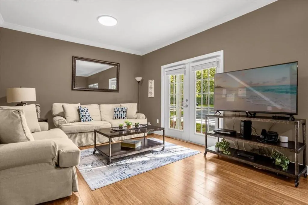 4 Bedrooms - 3 Bathrooms - Lucaya Village 1-105