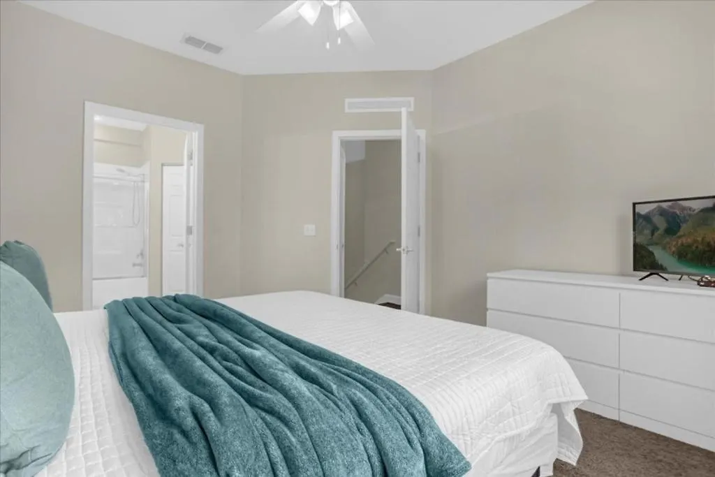 4 Bedrooms - 3 Bathrooms - Lucaya Village 1-105 *