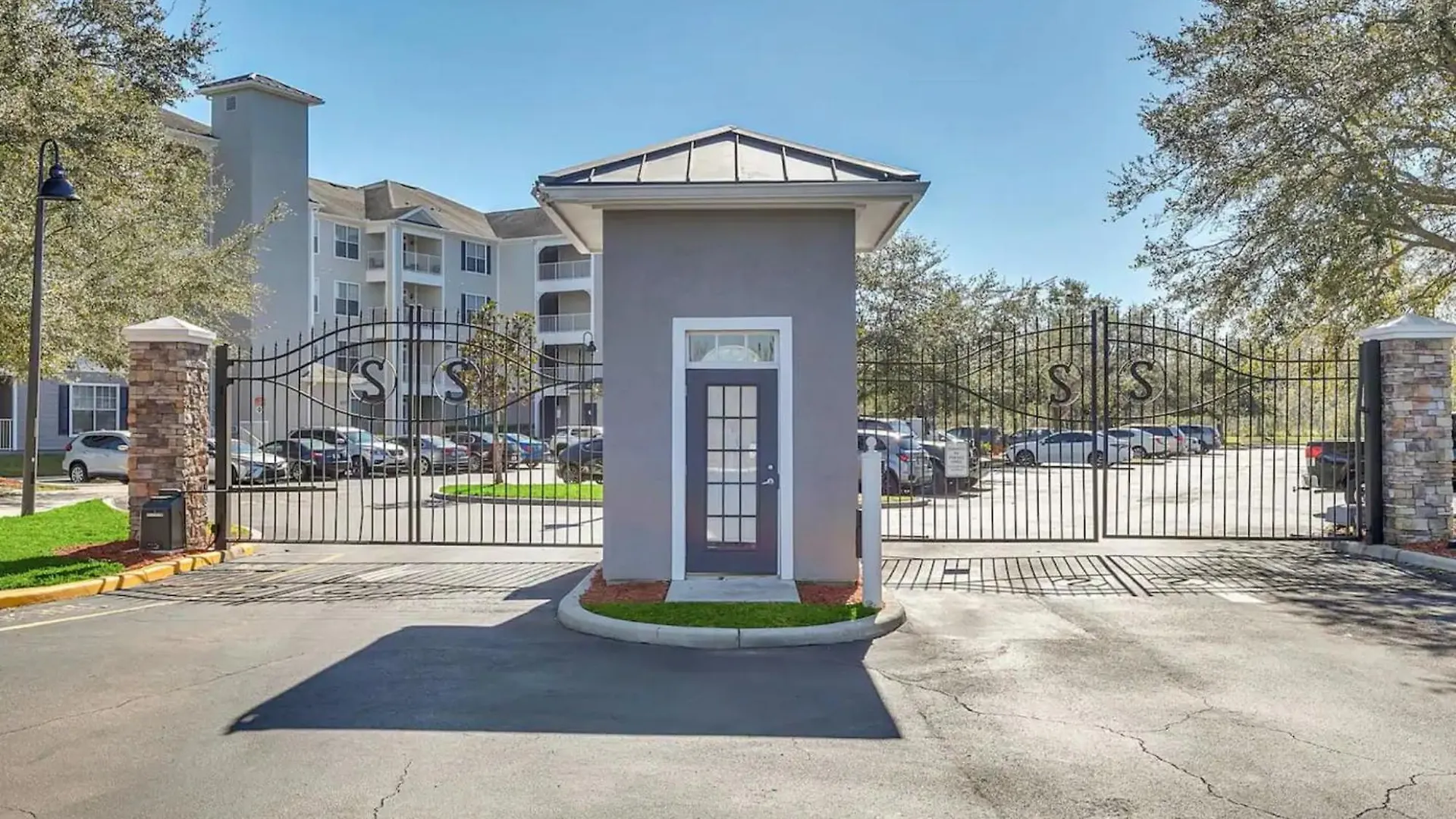 Newly Renovated First Floor 3bed & 2 Bath, Outdoor Pool, 10-min To Disneyworld & Animal Kingdom!