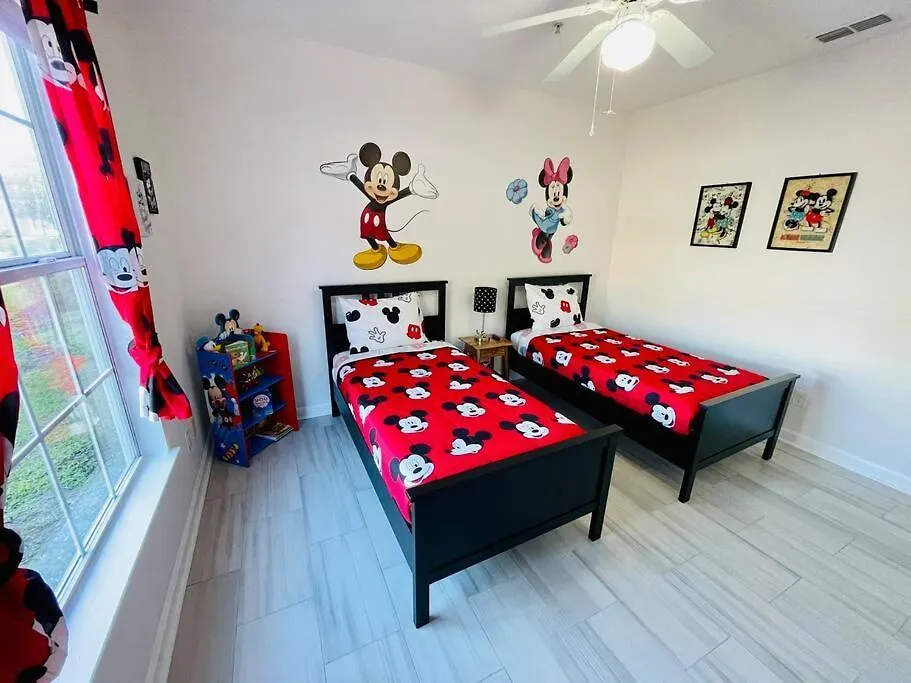 Newly Renovated First Floor 3bed & 2 Bath, Outdoor Pool, 10-min To Disneyworld & Animal Kingdom!