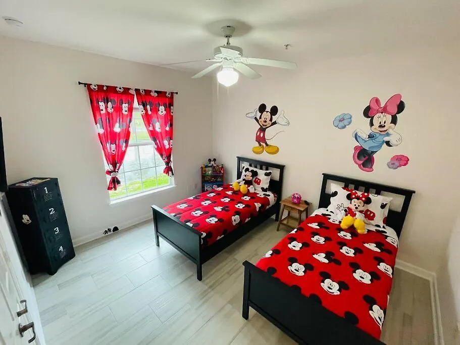 Newly Renovated First Floor 3bed & 2 Bath, Outdoor Pool, 10-min To Disneyworld & Animal Kingdom!