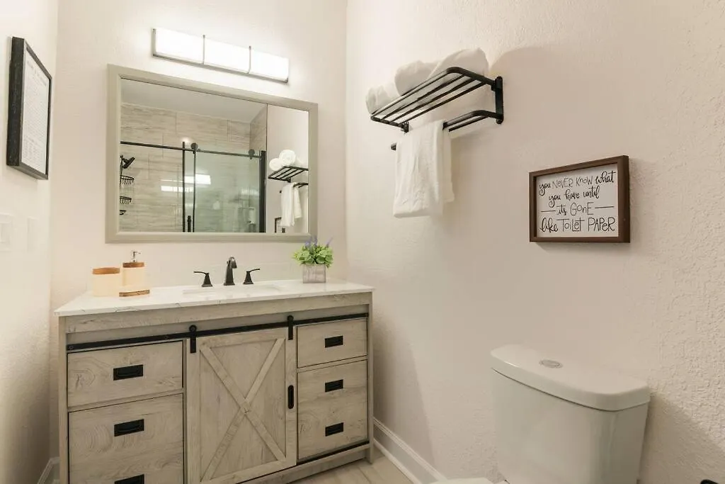 公寓 Newly Renovated First Floor 3bed & 2 Bath, Outdoor Pool, 10-min To Disneyworld & Animal Kingdom!