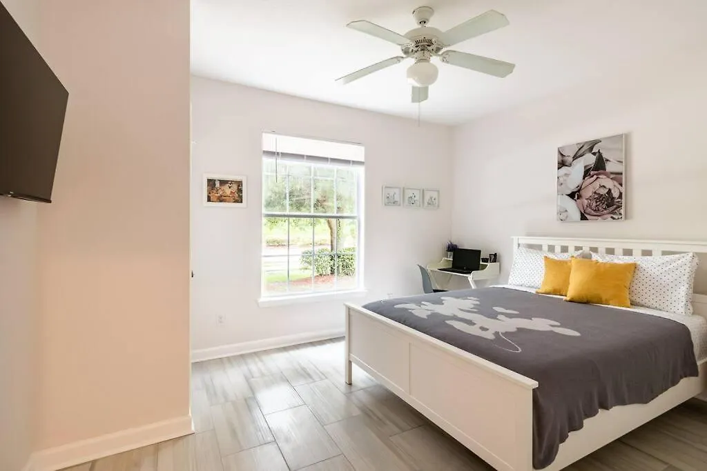 Newly Renovated First Floor 3bed & 2 Bath, Outdoor Pool, 10-min To Disneyworld & Animal Kingdom! *