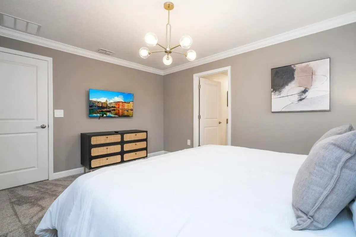 Stunning 5 Bd W Pool At Storey 2400
