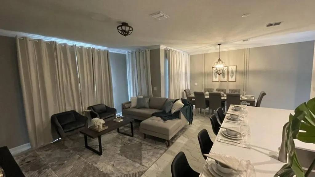 Relaxing 4 Bed Town With Splash Pool Townhouse