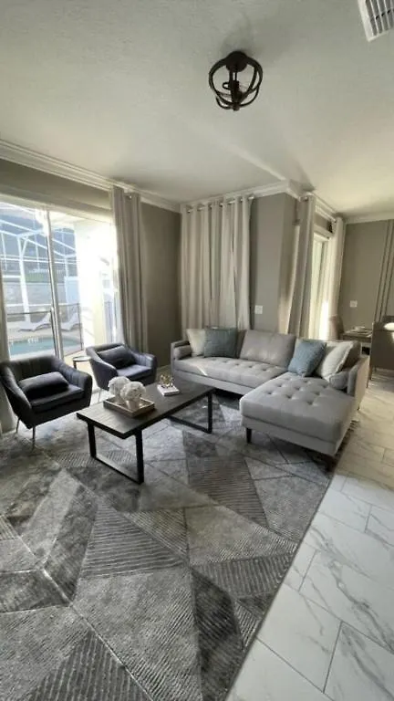 Relaxing 4 Bed Town With Splash Pool Townhouse
