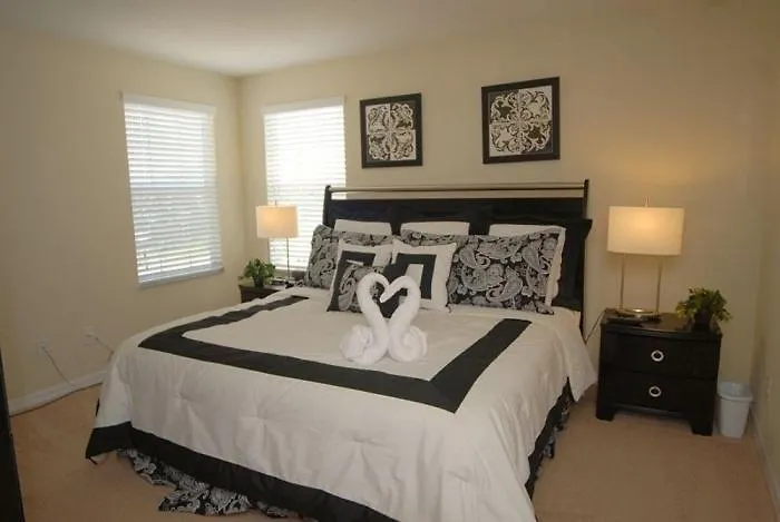 Beautiful Renovated 6 Bed Pool Home *