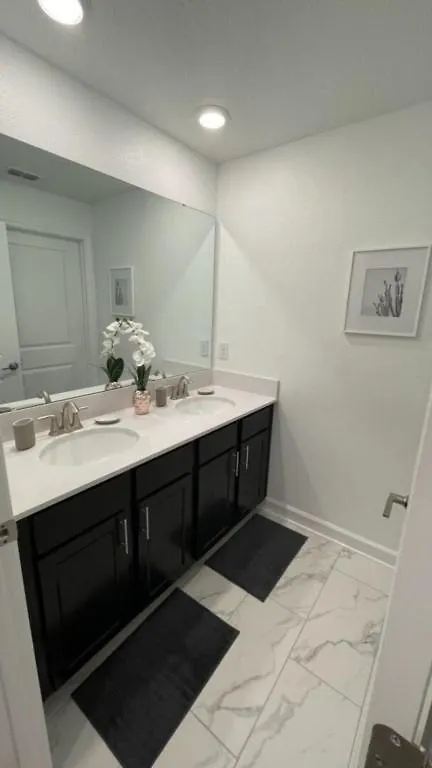 Relaxing 4 Bed Town With Splash Pool Townhouse