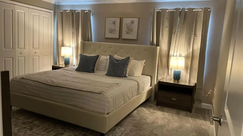 Relaxing 4 Bed Town With Splash Pool Townhouse